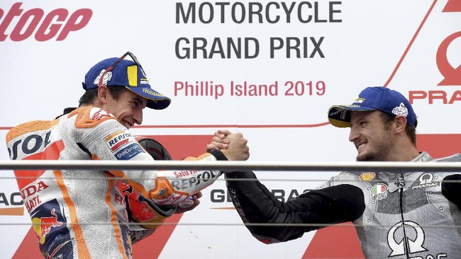 Pebalap Pramac Racing Jack Miller kembali melakukan perayaan dengan meminum sampanye dari sepatunya sendiri yang dikenal dengan Shoey di Australia.