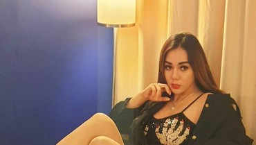 Unggah Foto Dapat Bunga, Bagian Dada Bebby Fey Bikin Salah Fokus