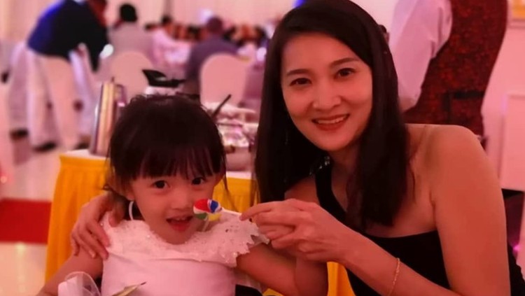 Hamil dan didiagnosis kanker payudara pastinya bisa bikin calon ibu down. Tapi, hal berbeda coba dilakukan ibu ini.
