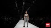 FOTO: Kala Nuansa Modern dan Klasik Bercumbu dalam Busana Indonesia Fashion Forward (IFF) mewarnai panggung Jakarta Fashion Week (JFW) 2020 dengan karya PVRA, Lekat, dan Day and Night pada Sabtu (26/10).
