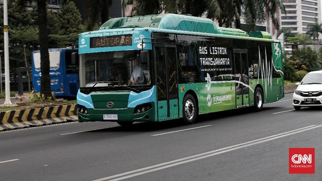 Walau tak terkait pembelian moda transportasi yang dilakukan, Gubernur DKI Jakarta Anies Baswedan menyebut armada-armada baru bakal menggunakan bus listrik.