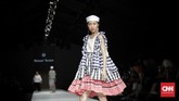 FOTO: Koleksi Busana 'Gila' dan Tak Biasa di JFW 2020 Indonesia Fashion Forward (IFF) kembali mewarnai ajang Jakarta Fashion Week (JFW) 2020. Deretan busana 'gila' dan tak biasa melenggang di atas panggung.