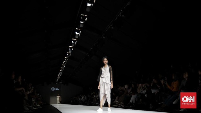 FOTO: Koleksi Busana 'Gila' dan Tak Biasa di JFW 2020