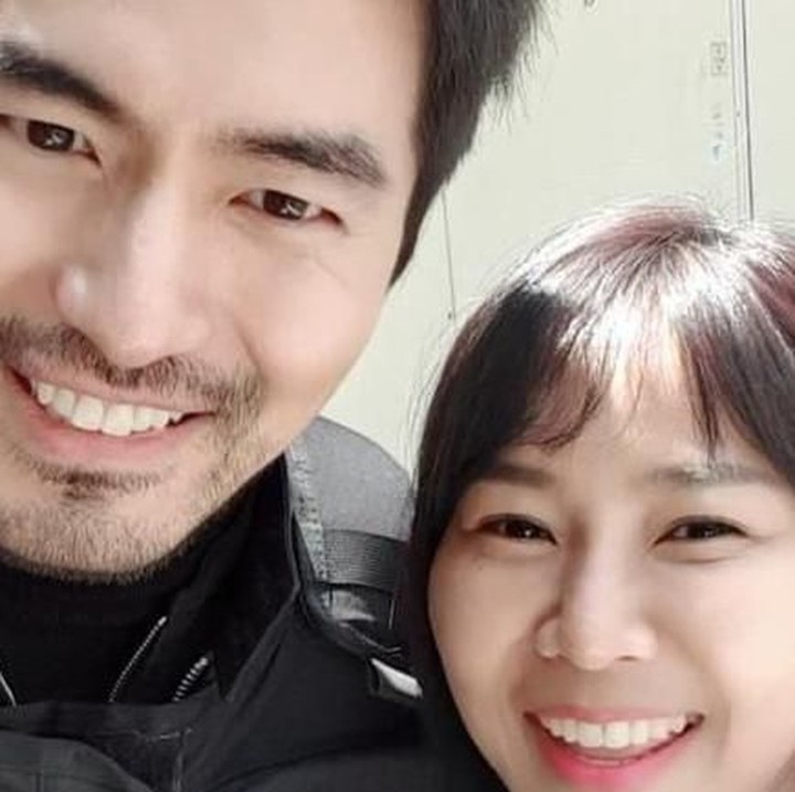 Masih dalam drama yang sama, kali ini Yannie Kim foto bareng Lee Jin Wook. Jangan sallfok ya, Bunda. He-he.