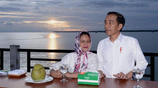 Jokowi Ajak Iriana Nikmati Senja di Kaimana Papua Barat Jokowi dan Iriana menyempatkan waktu menikmati matahari terbenam di ufuk barat di sela kunjungan kerja di wilayah Papua Barat, Kaimana, Minggu (27/10) petang.