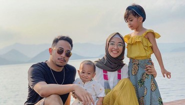 img-title Poppy Bunga dan Fattah Riphat Tak Paksakan Anak ke Dunia Hiburan