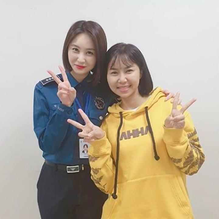 Dalam Drama Voice 3, Yannie Kim juga membagikan foto bareng Park Eun Soo. Ada yang mengikuti jalan ceritanya juga enggak nih, Bun? Pasti sudah enggak asing dong.