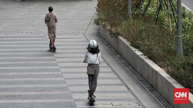 Netizen Ribut soal Skuter Listrik GrabWheels Rusak JPO Netizen meributkan soal skuter listrik GrabWheels yang merusak JPO Bunderan Senayan, GBK dan Polda Metro serta mengganggu pengguna jalan lain.