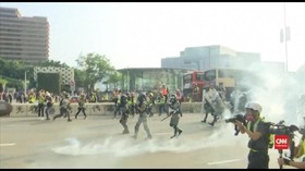 VIDEO: Bubarkan Pedemo, Polisi Hong Kong Tembak Gas Air Mata