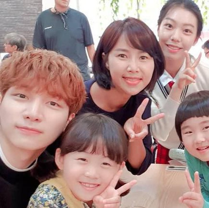 Yannie Kim, wanita asal Bekasi yang sekarang menetap di Korea ini membuat heboh penggemar K-Drama setelah membagikan fotonya bersama personel VIXX, Hyuk saat bermain dalam drama Great Show.