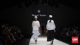 FOTO: Koleksi Busana 'Gila' dan Tak Biasa di JFW 2020 Indonesia Fashion Forward (IFF) kembali mewarnai ajang Jakarta Fashion Week (JFW) 2020. Deretan busana 'gila' dan tak biasa melenggang di atas panggung.