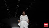 FOTO: Kala Nuansa Modern dan Klasik Bercumbu dalam Busana Indonesia Fashion Forward (IFF) mewarnai panggung Jakarta Fashion Week (JFW) 2020 dengan karya PVRA, Lekat, dan Day and Night pada Sabtu (26/10).