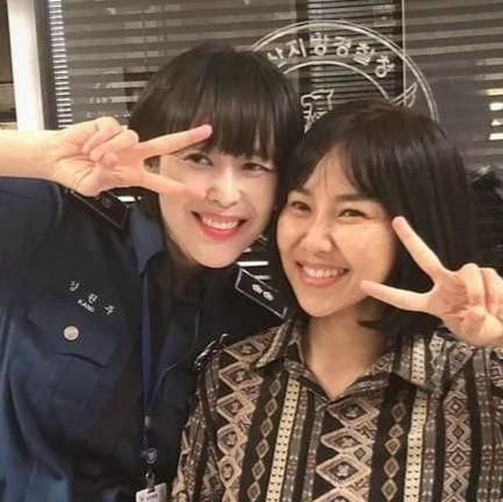 Sudah menonton serial drama Voice 3? K-Drama yang satu ini menampilkan beberapa adegan berbahasa Indonesia lho, Bun. Di situ dia memamerkan fotonya bersama artis Korea Top Lee Ha Na. Sekilas keduanya terlihat mirip ya?