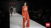 FOTO: Koleksi Busana 'Gila' dan Tak Biasa di JFW 2020 Indonesia Fashion Forward (IFF) kembali mewarnai ajang Jakarta Fashion Week (JFW) 2020. Deretan busana 'gila' dan tak biasa melenggang di atas panggung.