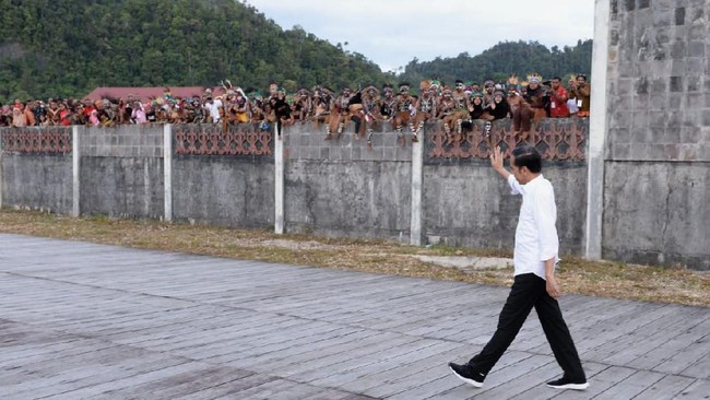 Masa 100 hari kerja Jokowi belum menunjukkan produktivitas kinerja yang signifikan dengan postur koalisi gemuk yang dia bangun di Istana.