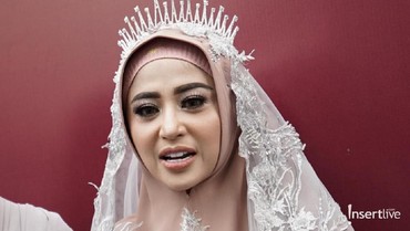 Bergaul dengan Wanita Muslimah, Dewi Perssik Siap Hijrah?