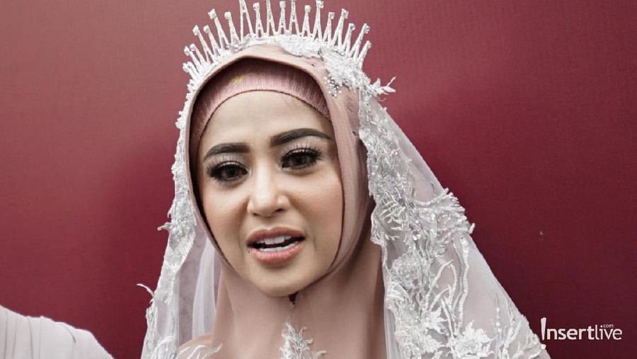 Bergaul dengan Wanita Muslimah, Dewi Perssik Siap Hijrah? Dewi Perssik siap berhijrah dan gunakan bakaian syar'i?