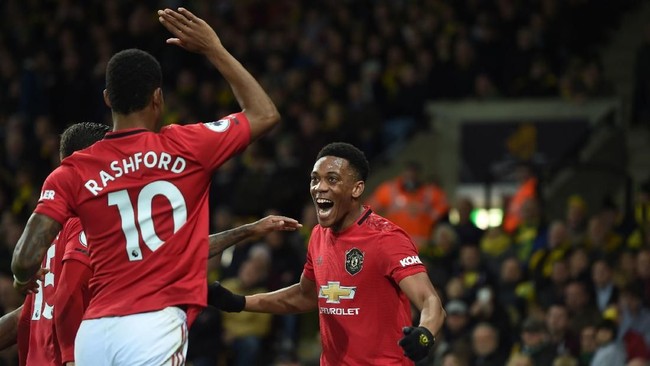 Manchester United (MU) jadi tim pertama yang mengoleksi 2.000 gol di Premier League usai mengalahkan Norwich City 3-1 di Stadion Carrow Road, Minggu (27/10).