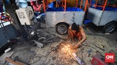 FOTO: Odong-Odong, Hiburan Murah yang Terancam Musnah Pemprov DKI berencana melarang odong-odong beroperasi di jalan raya dengan alasan berbahaya bagi penumpang dan pengguna jalan lain.