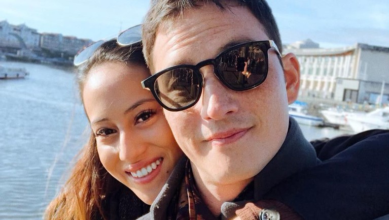 Mike Lewis resmi melamar sang kekasih, Janisaa Pradja. Kabar bahagia itu dibagikan di unggahan Instagram mereka. 