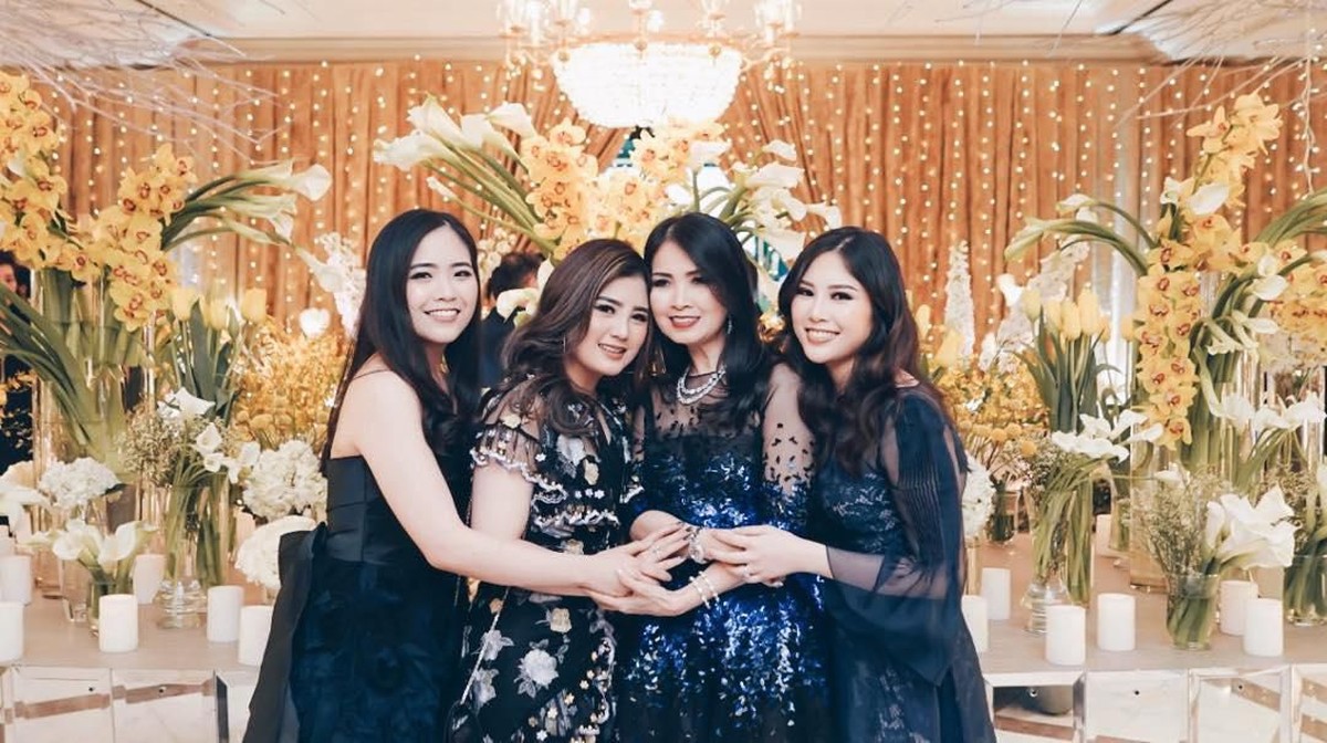 Angela Tanoesoedibjo jadi viral karena dilantik sebagai Wakil Menteri Pariwisata dan Ekonomi Kreatif&period; Berikut kekompakan Angela dan tiga adiknya yang cantik&period;