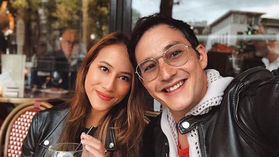 Mantan suami Tamara Blezinsky yaitu Mike Lewis, akhirnya melamar sang pacar Janisa Pradja di Eropa.