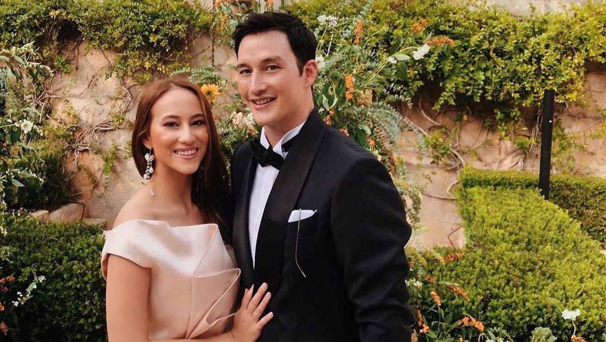 Mike Lewis resmi melamar sang kekasih&comma; Janisaa Pradja&period; Kabar bahagia itu dibagikan di unggahan Instagram mereka&period; 