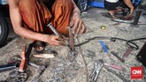 FOTO: Odong-Odong, Hiburan Murah yang Terancam Musnah Pemprov DKI berencana melarang odong-odong beroperasi di jalan raya dengan alasan berbahaya bagi penumpang dan pengguna jalan lain.
