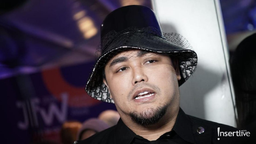 Hadiah Gaun Pengantin Rina Nose dari Ivan Gunawan Ivan Gunawan memberikan gaun perikahan secara cuma-cuma untuk sahabatnya, Rina Nose.