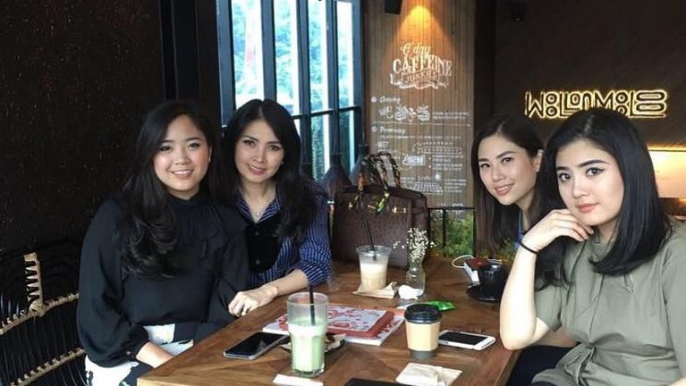 Kompaknya Angela Tanoesoedibjo dan Tiga Adiknya yang Cantik Angela Tanoesoedibjo jadi viral karena dilantik sebagai Wakil Menteri Pariwisata dan Ekonomi Kreatif. Berikut kekompakan Angela dan tiga adiknya yang cantik.