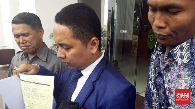 Sugianti, guru honorer yang lulus tes CPNS sejak 2014, menggugat Gubernur Anies hingga Menpan RB Tjahjo Kumolo karena tak kunjung mengangkatnya sebagai PNS.