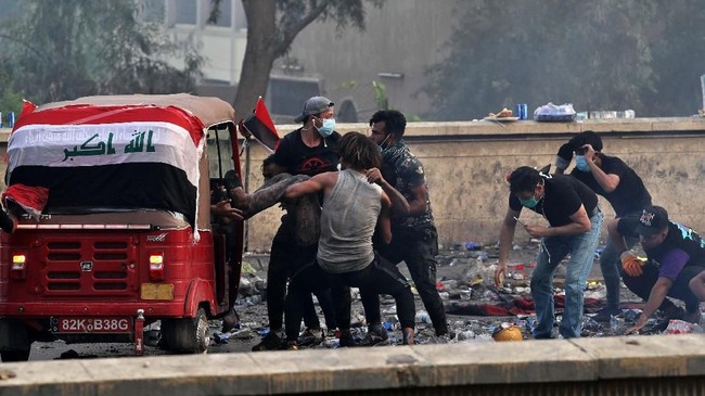 Sebanyak 18 orang tewas dan ratusan lainnya terluka akibat ditembaki saat berunjuk rasa di Kota Karbala, Irak.