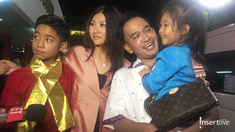 Betrand Peto Beranjak Remaja, Ruben Onsu: Dia Harus Mandiri Betrand Peto kini beranjak remaja, Ruben Onsu membiasakan putra sulungnya itu untuk mandiri.