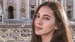 Cantik Maksimal Ala Paula Verhoeven dengan Riasan Minimalis
