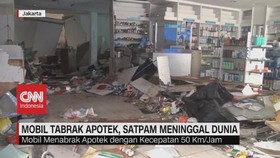 VIDEO: Mobil Tabrak Apotek, Satpam Meninggal Dunia