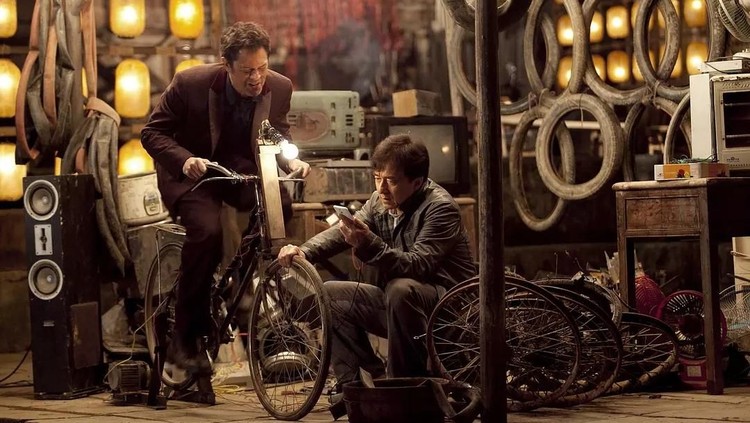 Santai malam hari nanti nonton film di bioskop Trans TV aja, Bun. Ada Skiptrace dan The International.