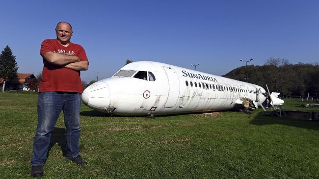 Pria Kroasia 'Sulap' Taman Jadi Parkiran Pesawat Fokker 100 Pria asal Kroasia mendatangkan pesawat Fokker 100 bekas ke taman di sekitar pemukimannya untuk digunakan sebagai pesta pernikahan hingga ulang tahun anak-anak.