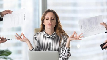 Zodiak: Leo Menangis di Kantor