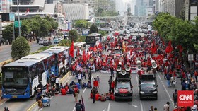 Aksi Mahasiswa di Patung Kuda Rusak Kawat Berduri Aparat