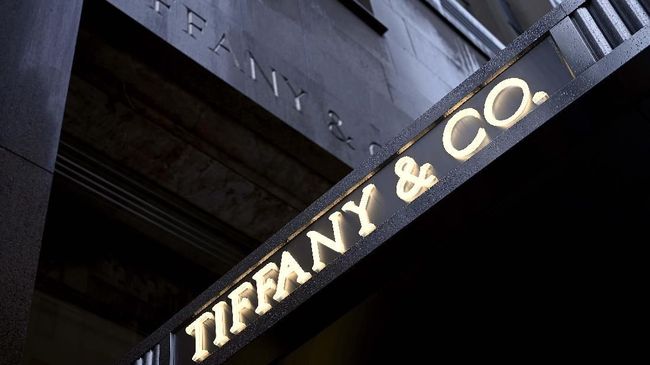 Perusahaan pemilik label barang mewah Louis Vuitton Moet Hennessy (LVMH) mengajukan penawaran untuk membeli perhiasan Amerika Serikat Tiffany & Co.