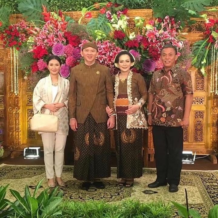 <p>Pada Oktober lalu, Puput Nastiti Devi dan Ahok baru saja menggelar acara tujuh bulanan kehamilan Puput. Dalam foto yang beredar, suasana tujuh bulanan itu kental dengan adat Jawa yang biasa disebut dengan mitoni atau tingkepan. (Foto: Instagram @prasetyoedimarsudi)</p>