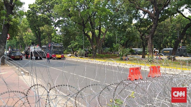 Kepolisian menyiagakan satuan Shabara dan Brimob di depan Kantor Kemenko Polhukam lengkap dengan tameng dan tongkat, serta menyiagakan barracuda dan meriam air.