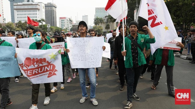 Sempat merusak kawat berduri, mahasiswa dan massa aksi Indonesia Memanggil membubarkan diri dari lokasi demonstrasi di Jalan Medan Merdeka Barat, Jakarta.