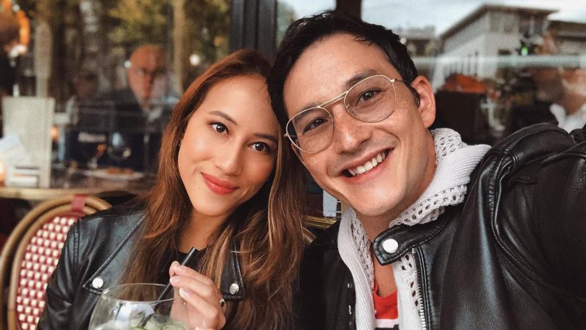 Mike Lewis resmi melamar sang kekasih&comma; Janisaa Pradja&period; Kabar bahagia itu dibagikan di unggahan Instagram mereka&period; 