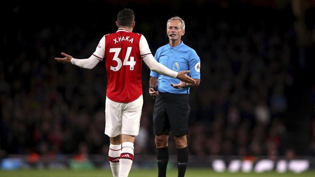 Kapten Arsenal, Granit Xhaka, marah karena diledek suporter saat The Gunners ditahan imbang Crystal Palace pada laga lanjutan Liga Inggris, Minggu (27/10) WIB.