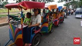 FOTO: Odong-Odong, Hiburan Murah yang Terancam Musnah Pemprov DKI berencana melarang odong-odong beroperasi di jalan raya dengan alasan berbahaya bagi penumpang dan pengguna jalan lain.