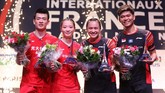 Praveen/Melati berpose bersama Zheng Siwei/Huang Yaqiong di podium. (dok. PBSI)