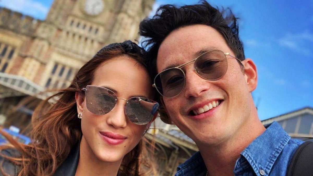 Mike Lewis resmi melamar sang kekasih&comma; Janisaa Pradja&period; Kabar bahagia itu dibagikan di unggahan Instagram mereka&period; 