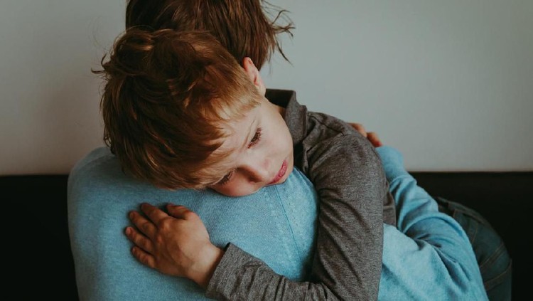 Ketika anak terluka terutama oleh besi, bukan enggak mungkin ada risiko dia mengalami tetanus. Yuk kenali apa gejala anak mengalami tetanus agar bisa diobati.