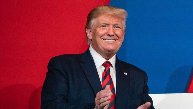 Kesehatan Trump Disorot usai Viral Video Jalan Pincang Saat Main Golf